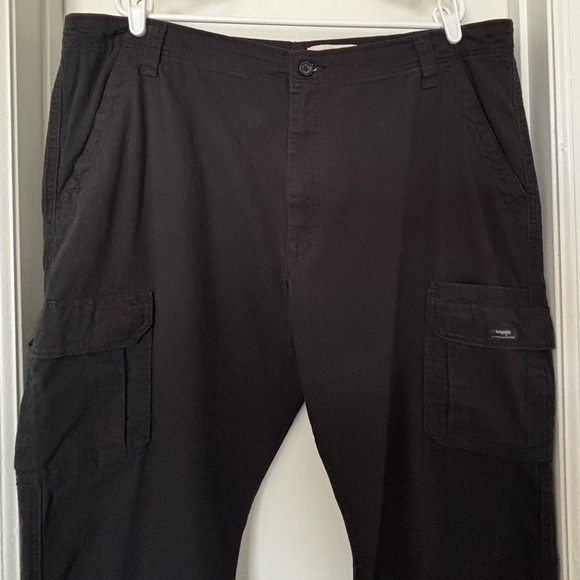Wrangler • Premium Relaxed Fit Flex Black Cargo Pants, Men's Size 42 x 30 - Picture 5 of 16